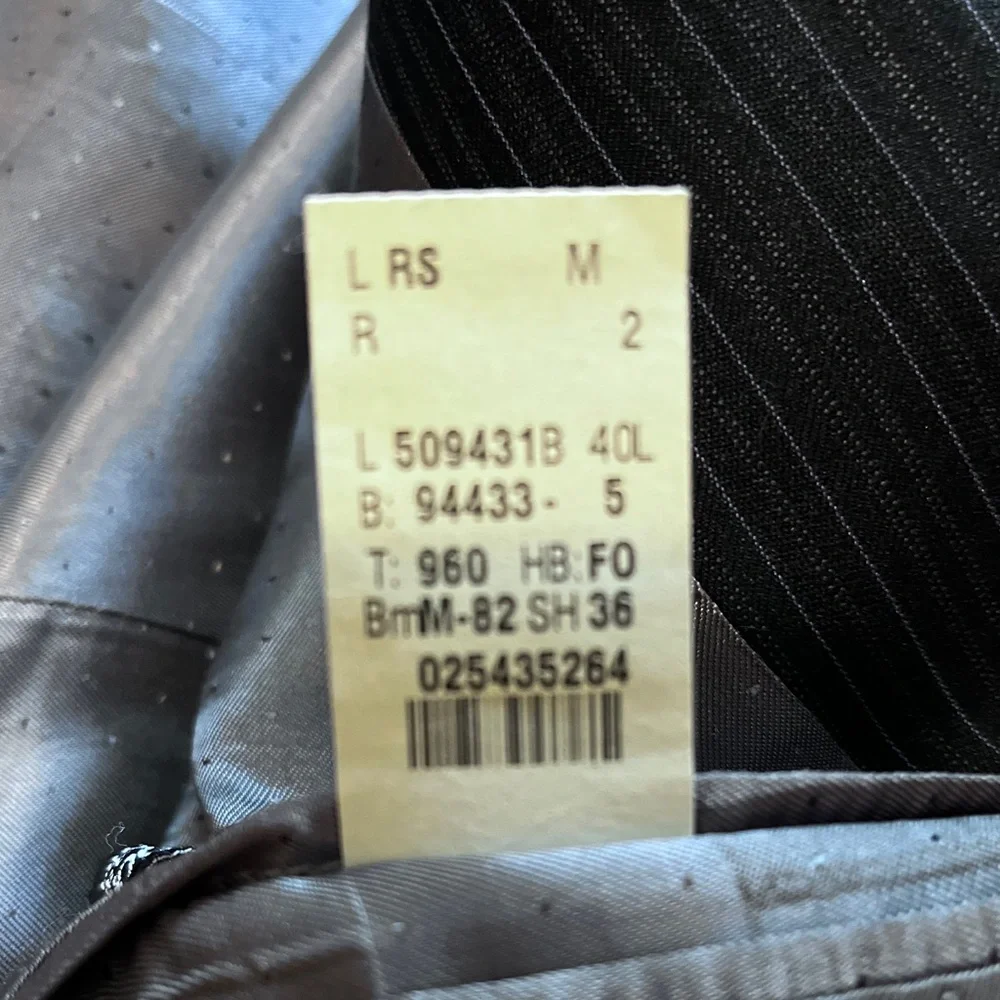 Calvin Klein Full Wool Suit (blazer and pants) - Picture 16 of 16